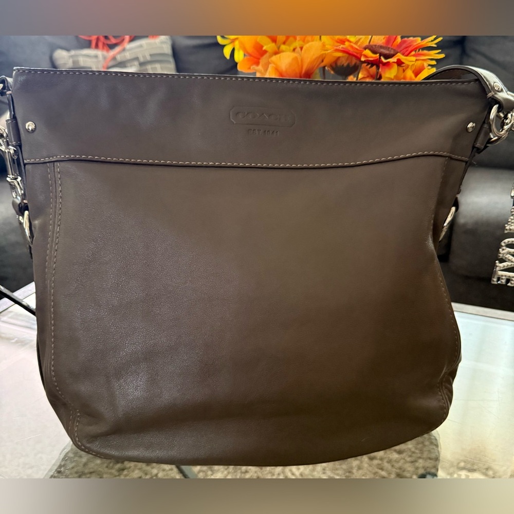 The Coach F14706 is a vintage-style large "Zoe" hobo shoulder bag - Picture 6 of 13